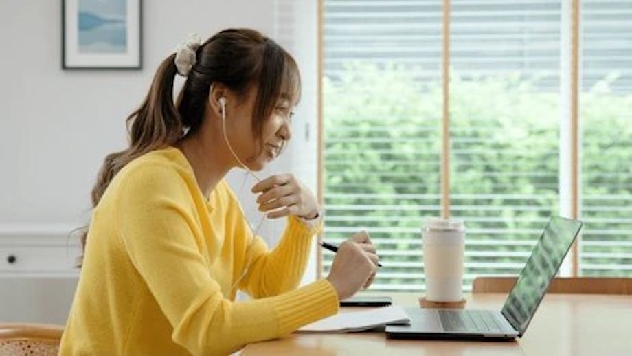 Learn languages using Human teachers and AI tutors 